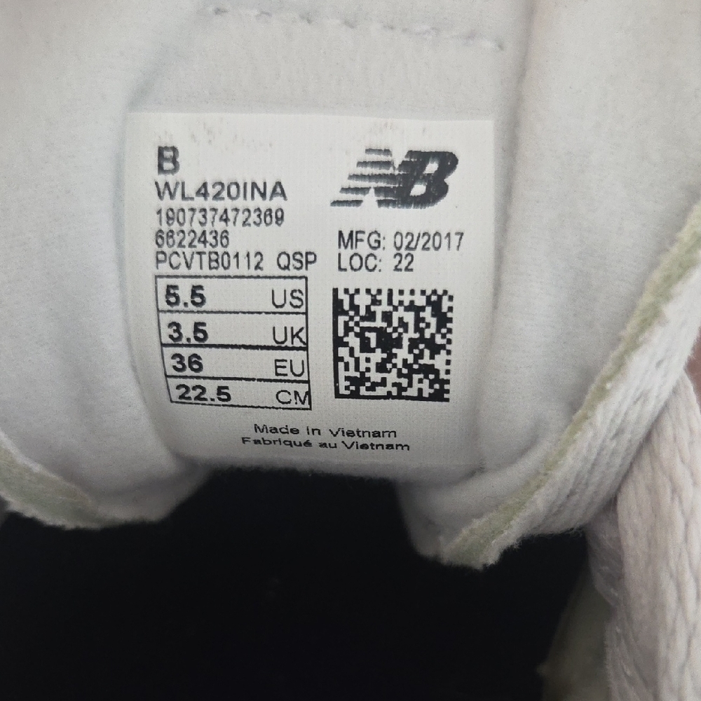 New Balance Women 5.5' Cream and Black Sneakers - Picture 10 of 13